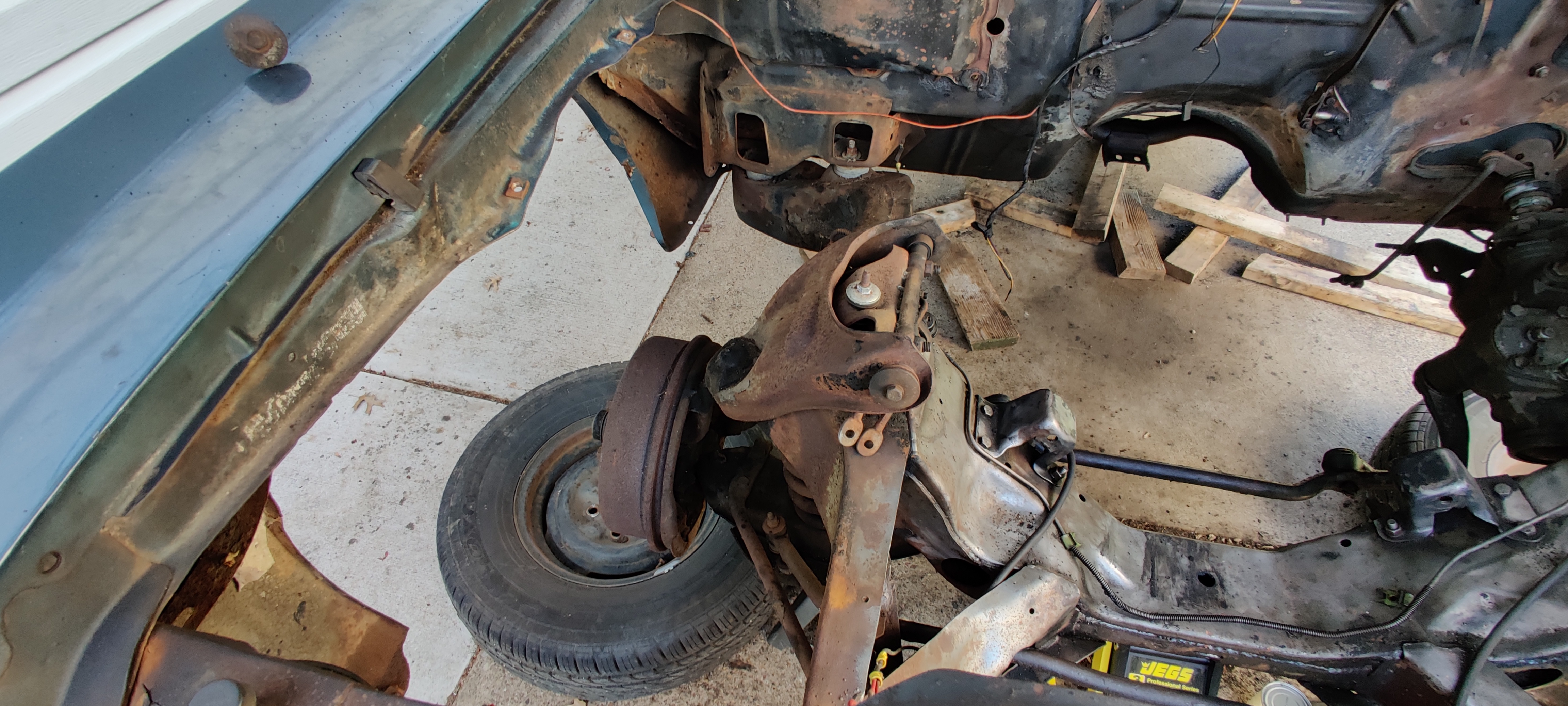 Engine bay through wheel well opening